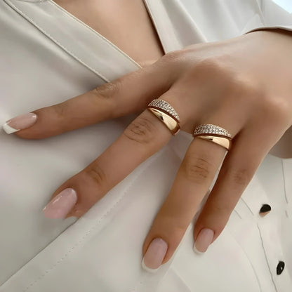 Annalise - Elegante anillo con banda dividida